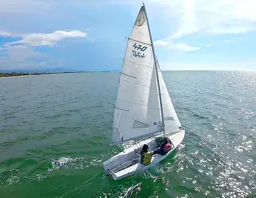 Voilier sur la baie