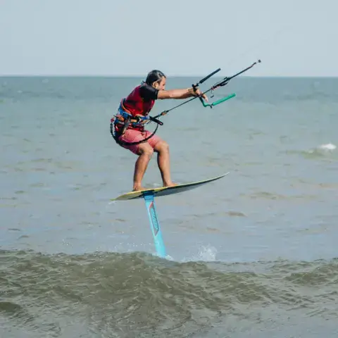 Rider sur un foil au ras de l'eau