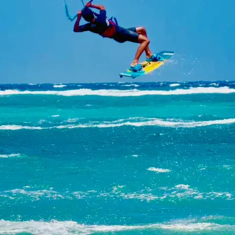 Saut en kitesurf au large de Bulabog