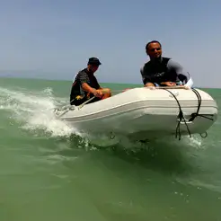 Bateau pneumatique de sauvetage avec deux personnes à bord