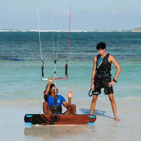 Exercice de pilotage du kite sur la plage avec un moniteur