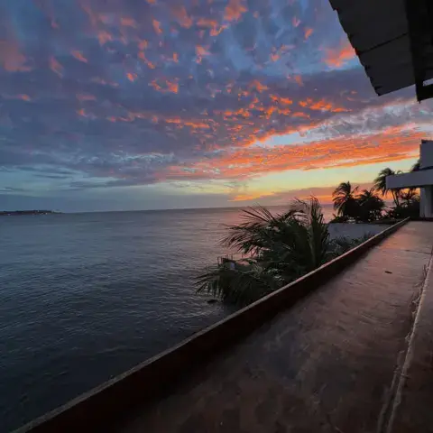Vue sur la mer au coucher du soleil depuis la terrasse