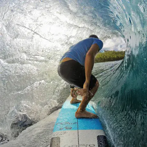 Surfeur dans le tube d'une vague