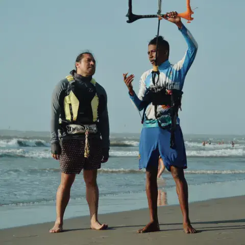 Cours de kitesurf au bord de l'eau