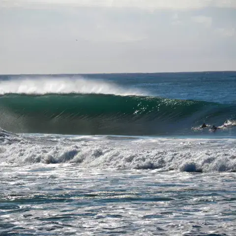 Vague déferlante près du rivage