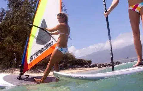 Windsurf avec voile sur une planche de paddle