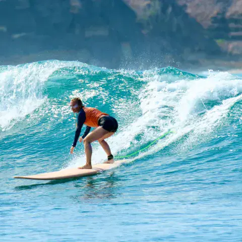 Surfeuse sur la vague