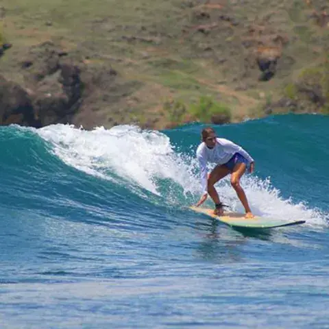 Surfeuse sur une vague