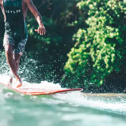 Surfeur en longboard sur une vague