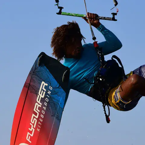 Saut en kitesurf sur une planche Flysurfer