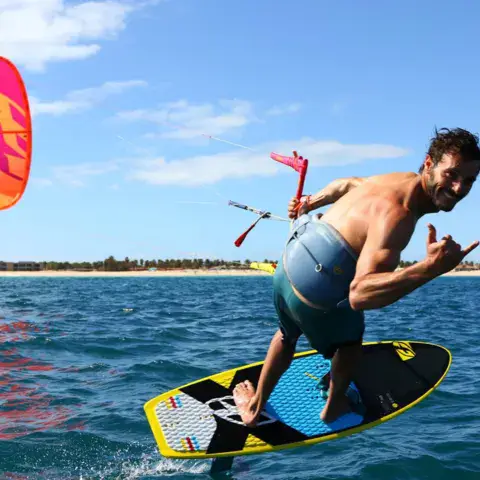 Rider sur une planche de kitefoil tractée par un kite