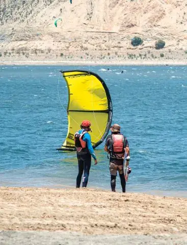 Élève et instructeur avec une aile jaune au bord de l'eau