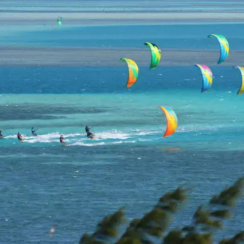 Groupe de kitesurfeurs sur un plan d'eau abrité