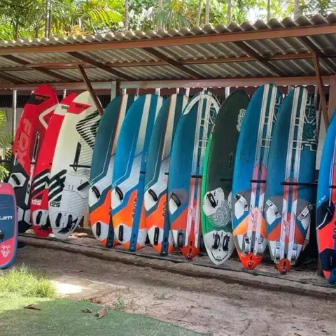 Planches de windsurf rangées sous abri