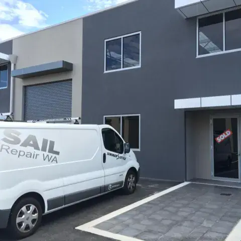 Camionnette de Sail Repair WA devant l'atelier