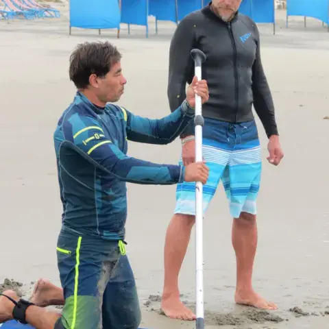 Cours de stand up paddle sur le sable