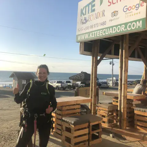 Enseigne de l'école Kite Ecuador au bord de la plage
