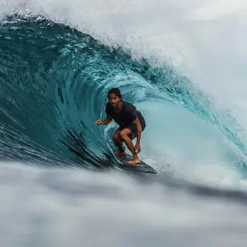 Surfeur dans le tube d'une vague