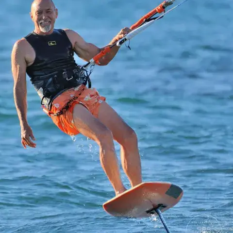 Rider de kitefoil sur l'eau