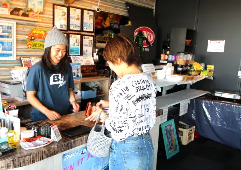 Le coin boutique et boissons du club-house