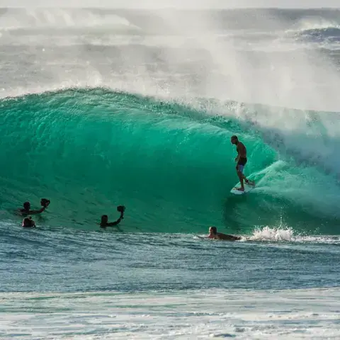 Surfeur dans le tube d'une grosse vague