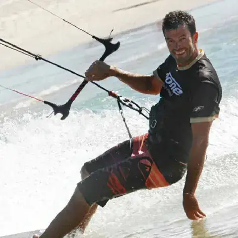 Kitesurfeur tenant sa barre dans le shorebreak