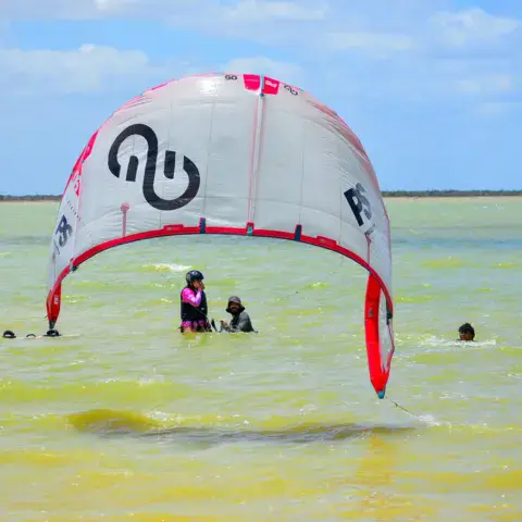 Cours dans l'eau peu profonde de la lagune