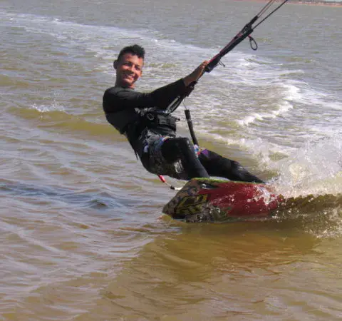 Un kitesurfeur sur la lagune de Mayapo