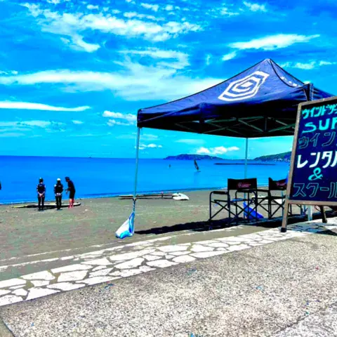 Le stand de location de SUP sur la plage