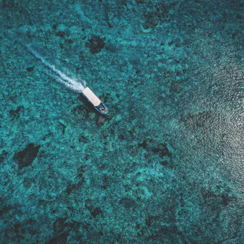 Vue aérienne d'un bateau sur une eau turquoise