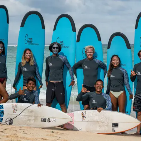L'équipe de l'école alignée devant des planches bleues