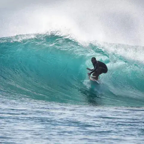 Surfeur dans le tube d'une vague