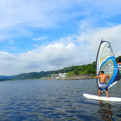 Un véliplanchiste sur le lac Hamana