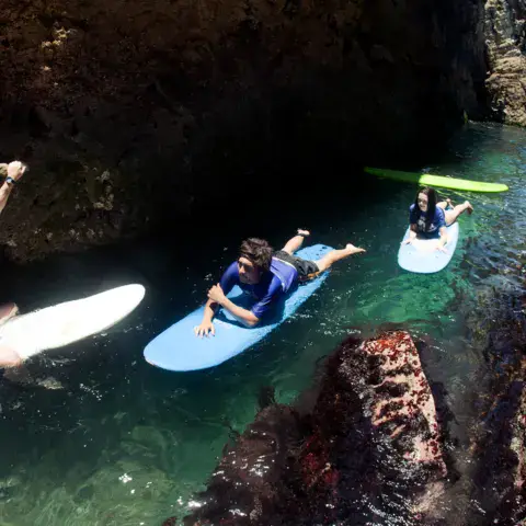 Sortie de surf dans un passage rocheux de l'île