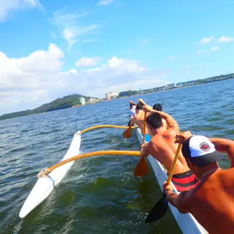 Un canoë outrigger sur le lac