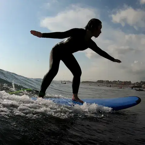 Élève debout sur une planche en mousse