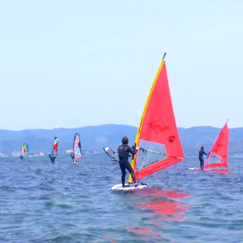 Des véliplanchistes sur le lac Hamana