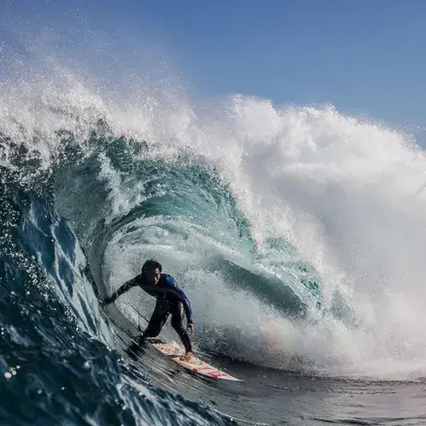 Surfeur sous la lèvre d'une vague