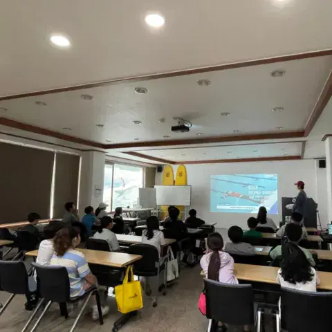 Cours théorique dans la salle de classe de l'école