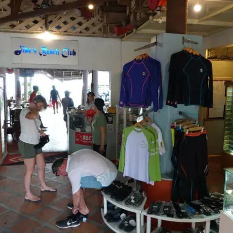 Intérieur de la boutique : vêtements et accessoires nautiques