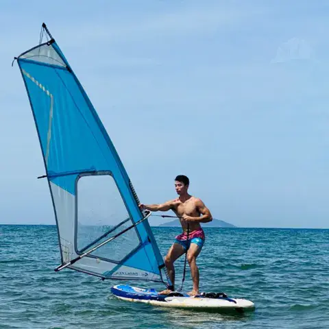 Cours de windsurf sur une planche à voile bleue