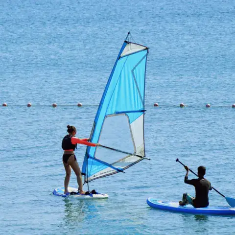 Planche à voile et paddle sur l'eau calme