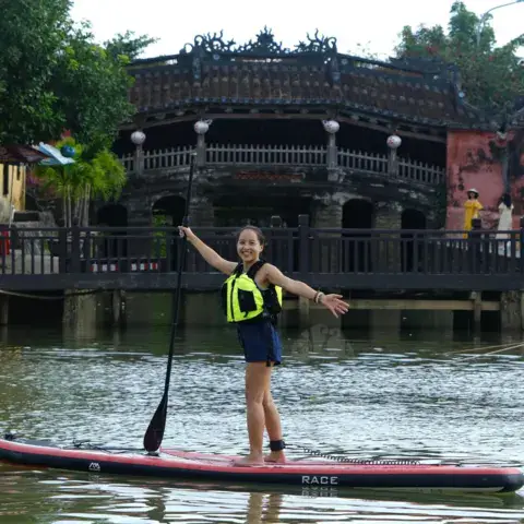 Paddle sur la rivière, devant un pont couvert
