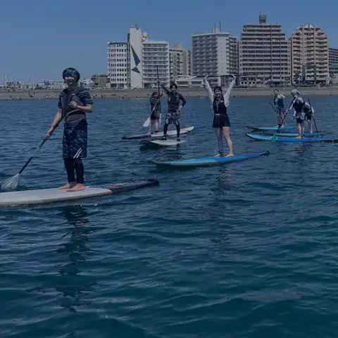 Groupe en stand up paddle devant la plage