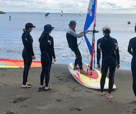 Explications sur la plage avant le cours de windsurf