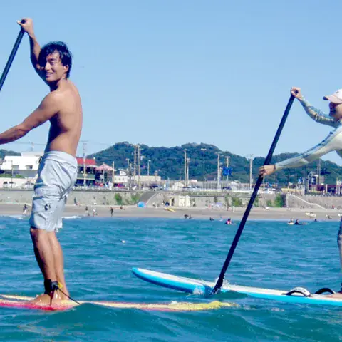 Deux personnes en stand up paddle près de la côte