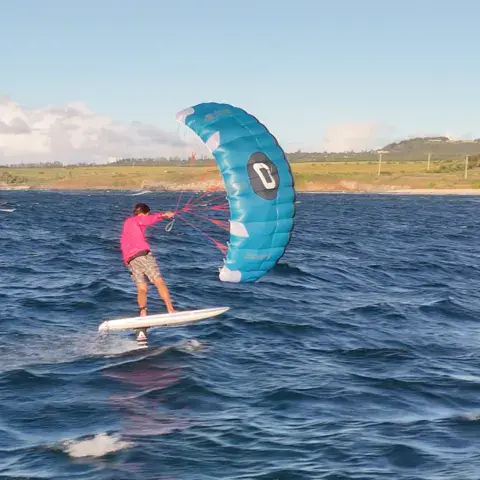 Rider de wing foil sur l'eau