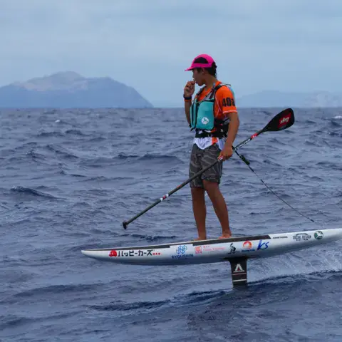 Rider debout sur un paddle foil en mer