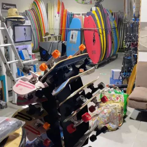 Rayons de planches et présentoir de skateboards dans la boutique