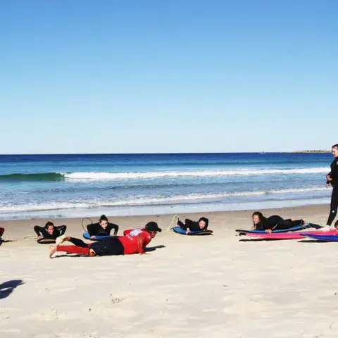 Exercices de pop-up sur le sable lors d'un cours de groupe